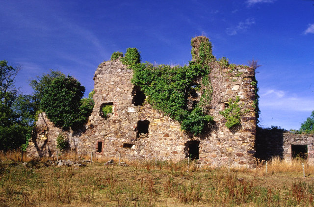 Gight Castle, Public domain, via Wikimedia Commons